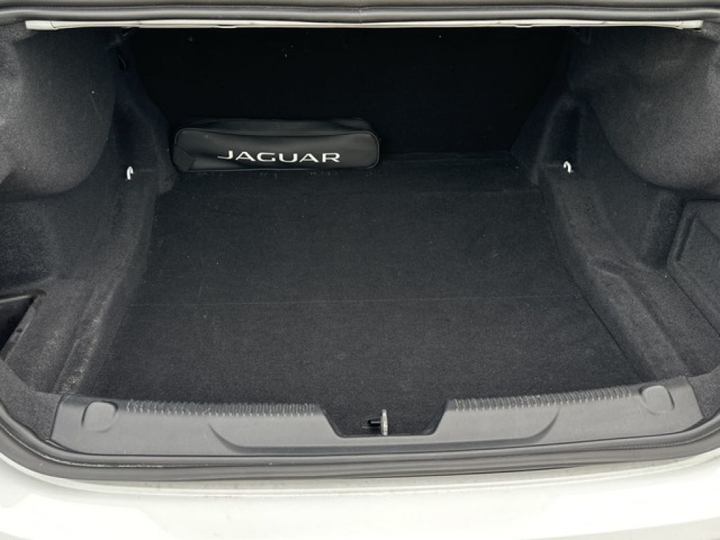 Jaguar XE 2.0 Diesel R-Sport RWD Auto 132 kW (180 CV)