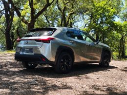 Lexus UX 250h Special Edition segunda mão Braga