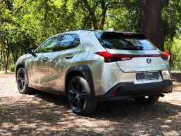 Lexus UX 250h Special Edition segunda mão Braga