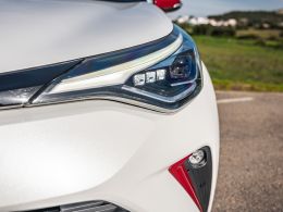 Toyota C-HR 1.8 Hybrid Exclusive + Pack Luxury segunda mão Lisboa