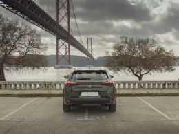 Lexus UX 250h Premium segunda mão Lisboa