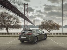 Lexus UX 250h Premium segunda mão Lisboa