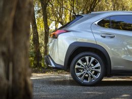 Lexus UX 250h F Sport segunda mão Lisboa