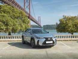 Lexus UX 250h Sport segunda mão Lisboa