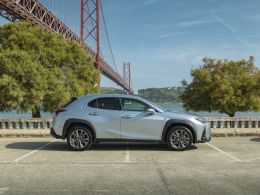 Lexus UX 250h Sport segunda mão Lisboa