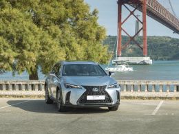 Lexus UX 250h Sport segunda mão Lisboa