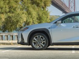 Lexus UX 250h Sport segunda mão Lisboa