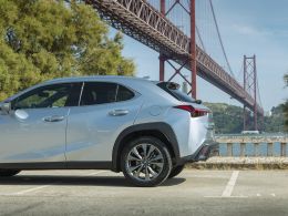 Lexus UX 250h Sport segunda mão Lisboa