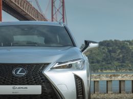 Lexus UX 250h Sport segunda mão Lisboa