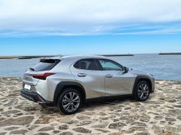 Lexus UX UX 250h Sport segunda mão Porto