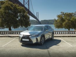 Lexus UX 250h Sport segunda mão Lisboa