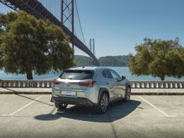 Lexus UX 250h Sport segunda mão Lisboa