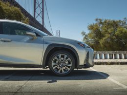 Lexus UX 250h Sport segunda mão Lisboa