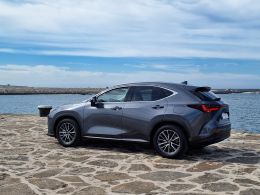 Lexus NX NX 450h+ Premium segunda mão Porto