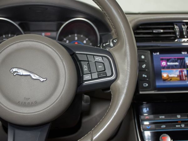 Jaguar XE 2.0 Pure Aut. 180